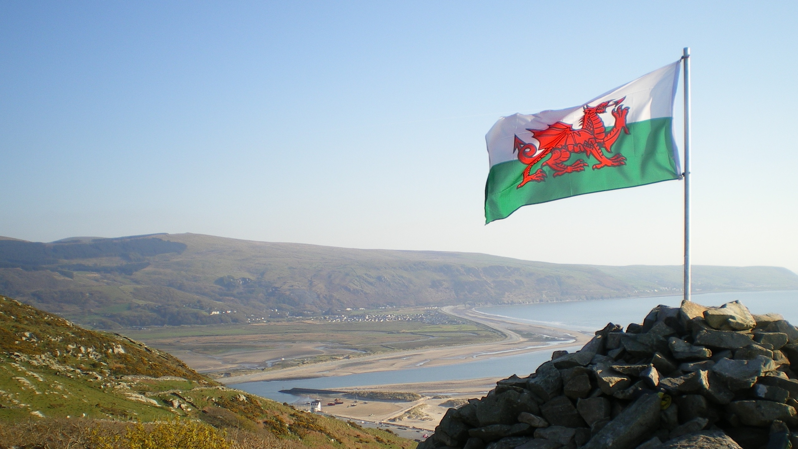 A welsh flag above Barmouth